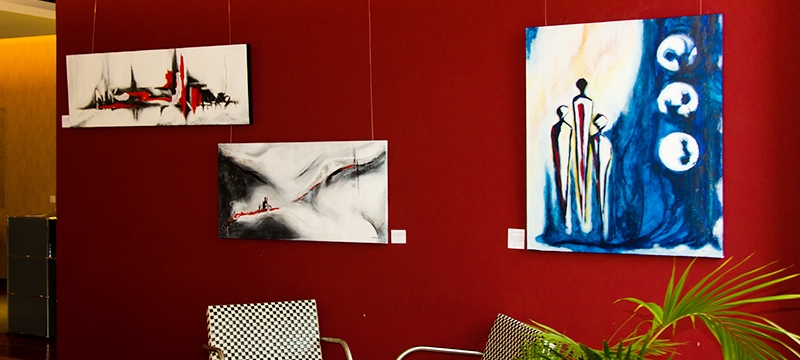 Abstrakte Werke bei Ausstellung der Künstlerin Bianca Lardi