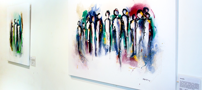 Abstrakte Werke bei Ausstellung der Künstlerin Bianca Lardi