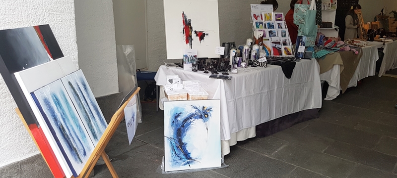 Diverse Werke der Künstlerin Bianca Lardi bei einem Kunstmarkt