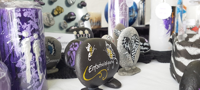 Diverse Werke der Künstlerin Bianca Lardi bei einem Kunstmarkt