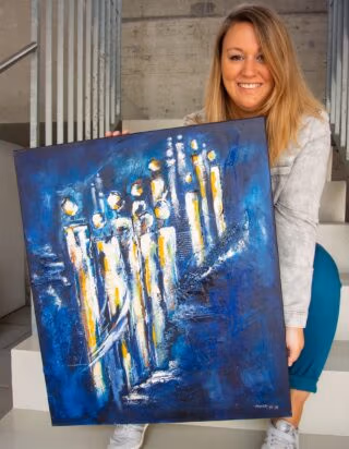 Portrait Bianca Lardi - biancaneve Art & Design Porträt der Künstlerin Bianca Lardi von biancaneve Art & Design mit abstraktem Kunstwerk