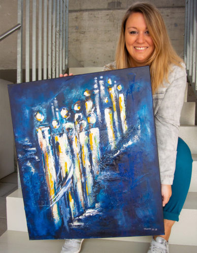 Porträt der Künstlerin Bianca Lardi von biancaneve Art & Design mit abstraktem Kunstwerk