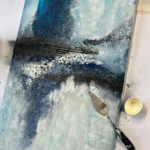 Spachtel liegt auf einem Kunstwerk mit blauer Farbe und stillvollen Strukturelementen aus dem Struktur trifft Farbe Workshop 2.0