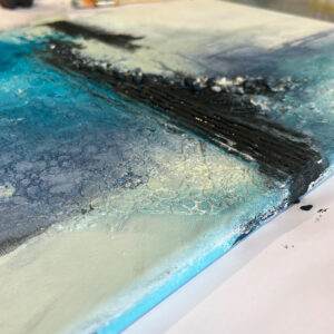 Nahaufnahme eines bläulichen Kunstwerks des Struktur trifft Farbe Workshop 2.0