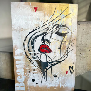 Mockup der Schablone Dreamy Girl mit gespraytem Frauenmotiv auf Karton.